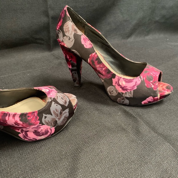 Heels - Picture 2 of 3